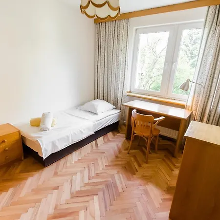 Quarto em Acomodações Particulares Charming 3 Bedroom In Quiet Location