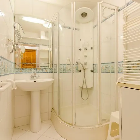 Quarto em Acomodações Particulares Charming 3 Bedroom In Quiet Location